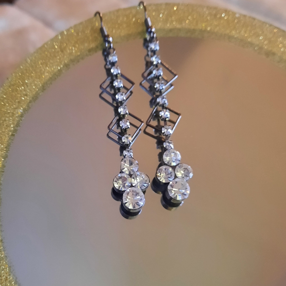 🪩 Rhinestones Dangling Pierced Earrings